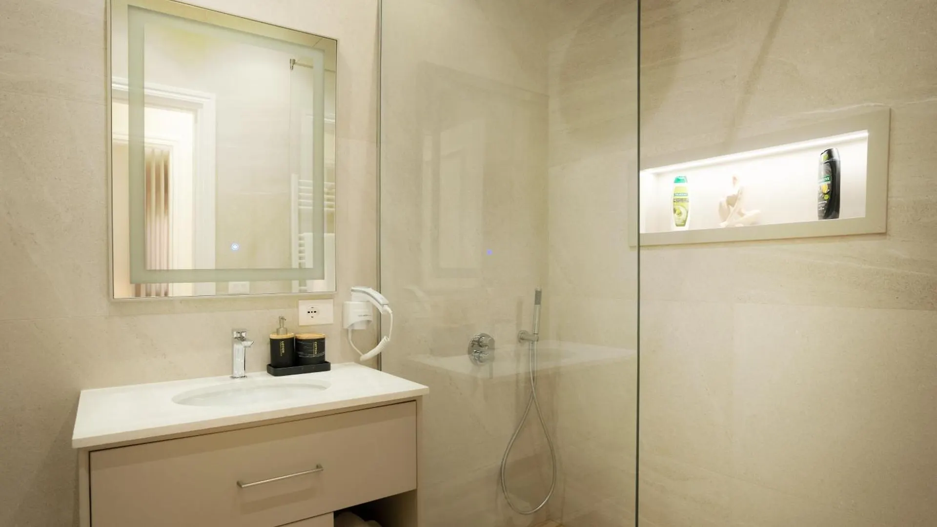 Cosmo Beach Apartment Deluxe Durres 0*,  Albania